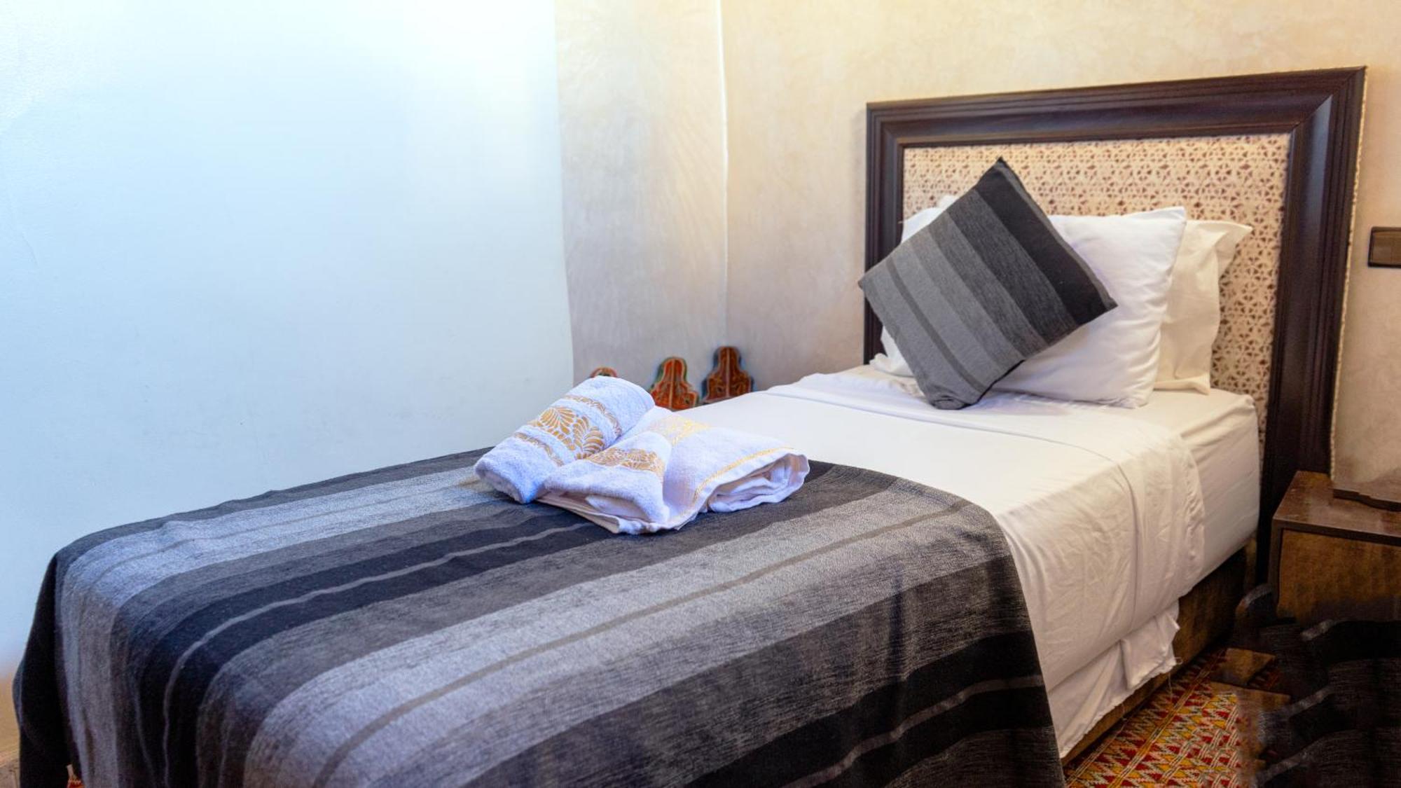 Riad Dar El Ouedghiri Fez Bagian luar foto