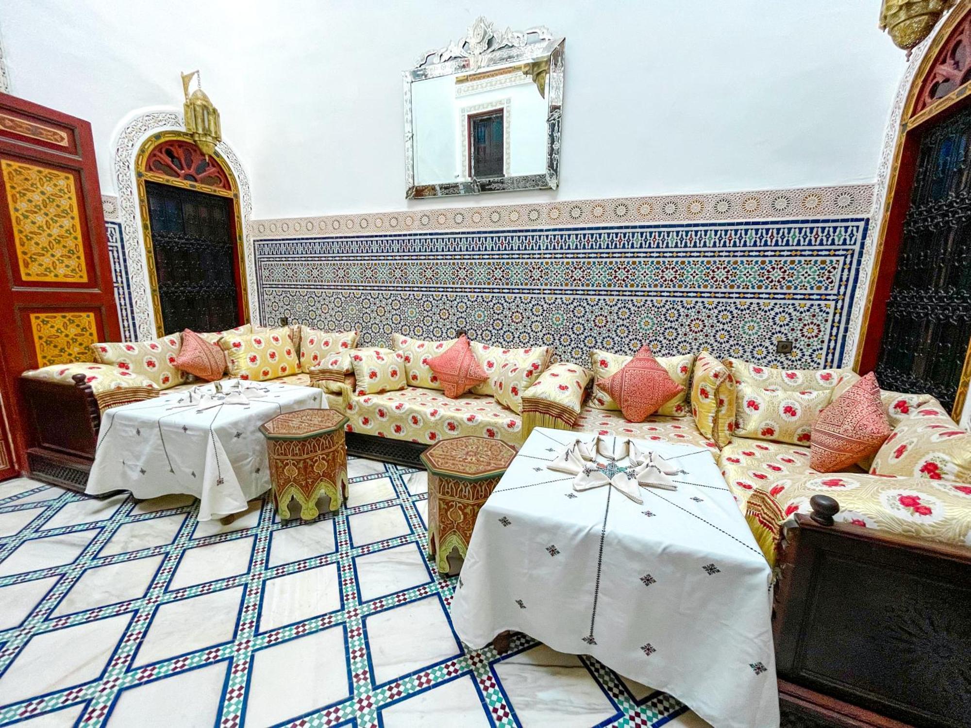 Riad Dar El Ouedghiri Fez Bagian luar foto